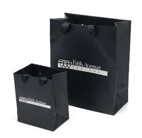 O retalho privado do preto personalizou os sacos de compras recicl para a roupa