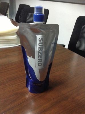 O saco reusável da folha de alumínio levanta-se o malote com o bico para o suporte do vinho acima dos sacos do BABADOR com torneira