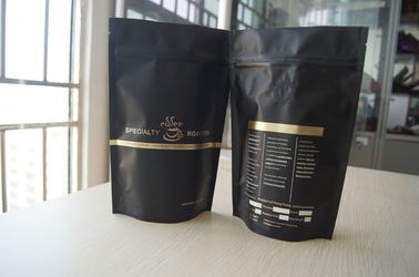O malote preto matte de empacotamento da folha do feijão de café que empacota, está a válvula acima de desgaseificação