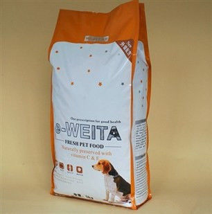 O cachorrinho de 500 gramas levanta-se o malote plástico do empacotamento de alimento com zíper